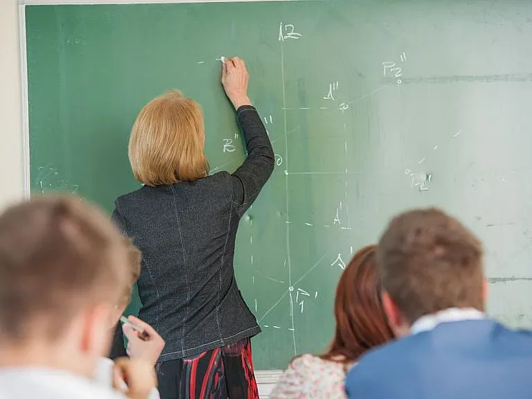 Възрастни учители отказват да стъпят в клас