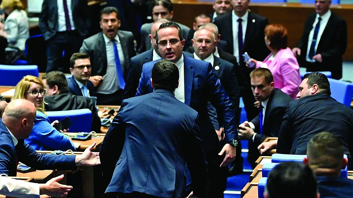 Еврото свали партийните маски