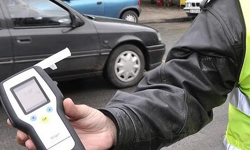 Мъртво пиян шофьор събра очите на полицаите. Как стои прав?