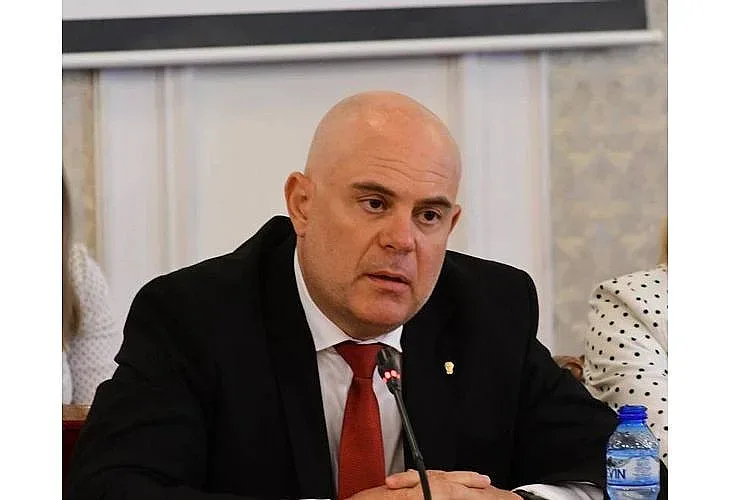 Гешев поиска от КС да не го викат в парламента през 3 месеца
