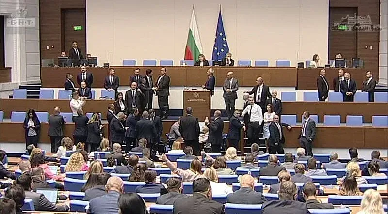 Български депутати лъснаха по света с боята в парламента