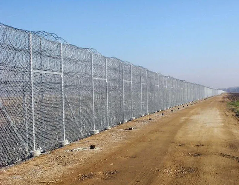 Гърция завърши 40-километрова ограда на границата с Турция