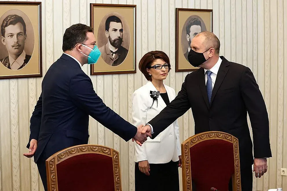 Голямо изпитание. На кого връчва мандат Радев утре