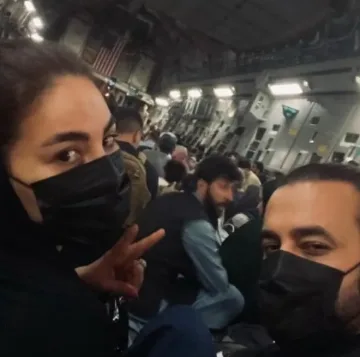 Самолет спаси попзвезда номер едно на Афганистан