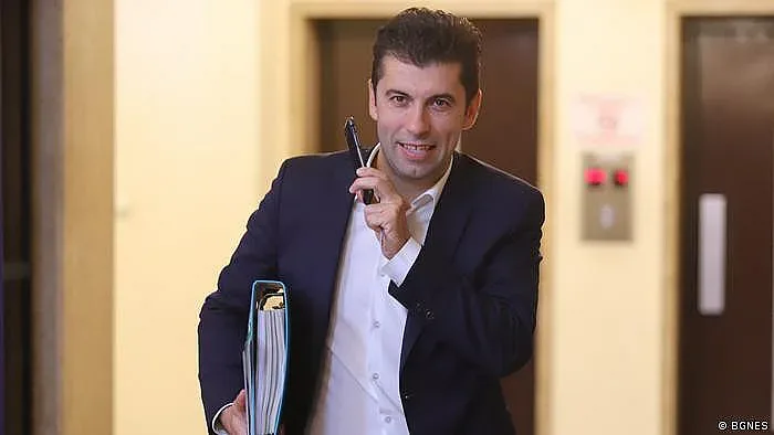 Кирил Петков с огромна наколенка към Радев