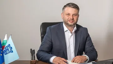 Пребиха скандален общинар в дискотека