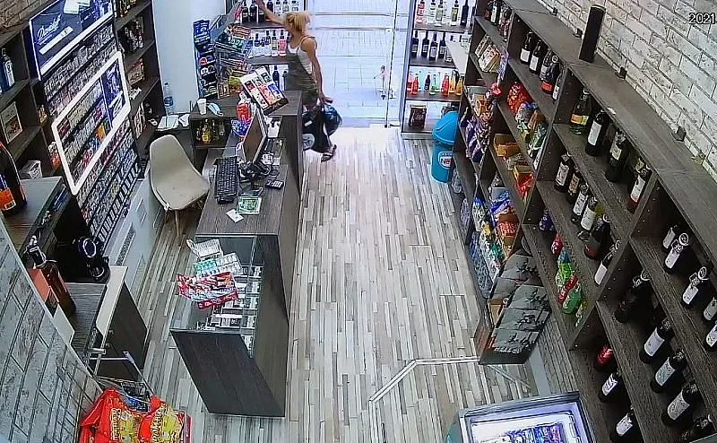 Многоръкият Шива: Камера засне виртуозна кражба на "Бейлис"