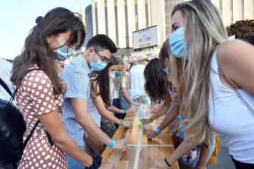 Рекорд за Гинес: 300 чукаха на дърво, за да прогонят злото