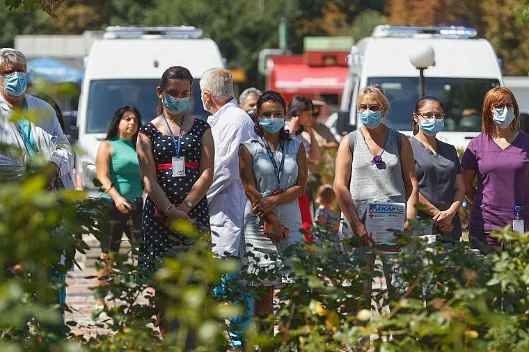 Почетоха загиналите медици с минута мълчание пред ВМА