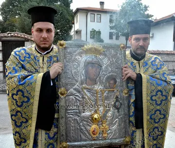 Чудотворната икона "Златна ябълка" помага за детенце, в Хасково е