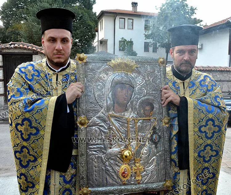 Чудотворната икона "Златна ябълка" помага за детенце, в Хасково е