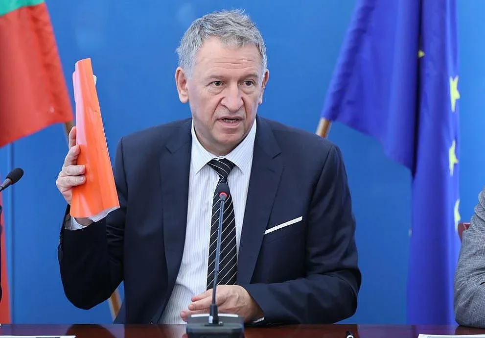 Кацаров дава на прокурор строежа на детската болница