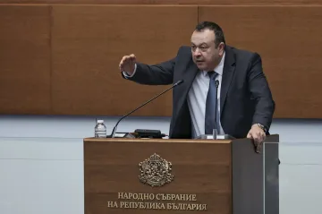 Парламентът спаси имунитетите на "Възраждане"
