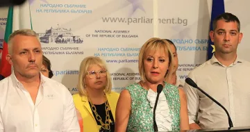 И Манолова се извъртя. "Изправи се" гласуват против кабинета