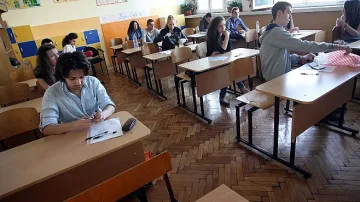 Абсурд:  свободни места в СМГ и Втора английска