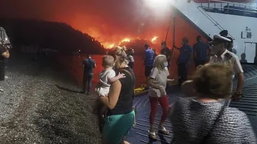 Атина заклещена в огнен пръстен. Зловещи видеа