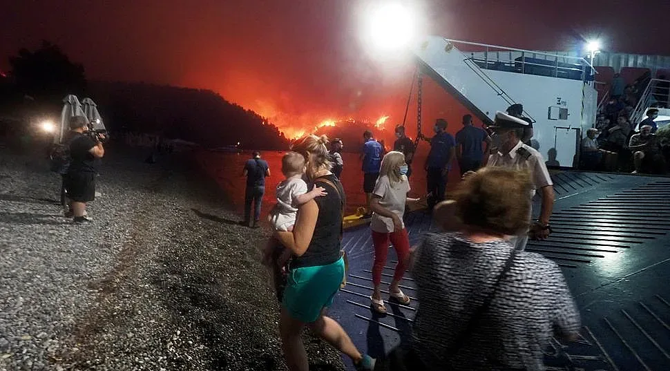 Атина си отдъхва, но Гърция продължава да гори
