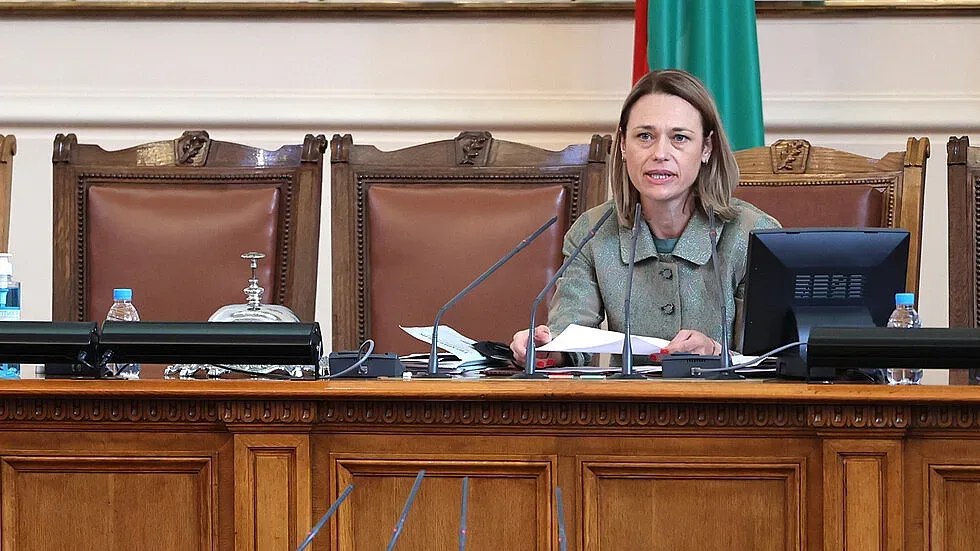 Ива Митева допуска смени в кабинета преди пленарната зала