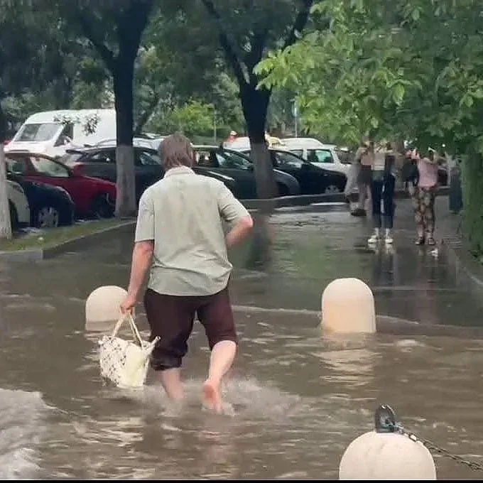 Кошмарна ситуация! Буря помля съседна столица