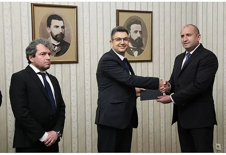 Радев подписа указа за кандидат-премиер. Топката е в депутатите