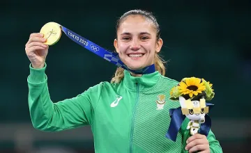 Със сълзи на очи Ивет прие златния медал за България