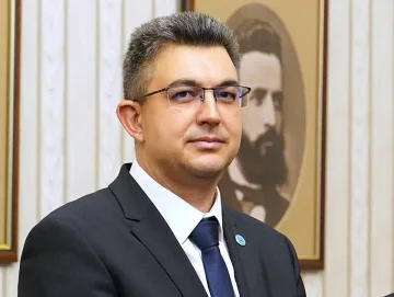 Пламен Николов съюзи партиите. Издирват греховете му