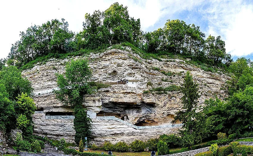 Тайни тунели крият съкровища в скалите на Аладжа манастир