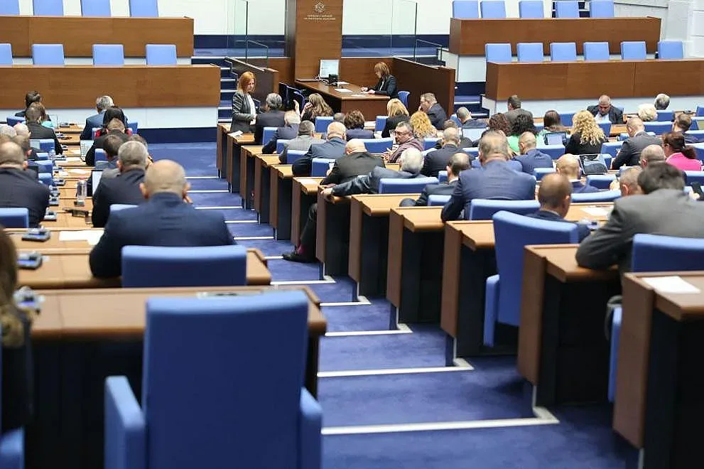 Парламентът посече Радев