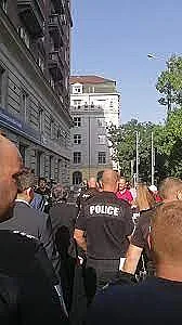 Скандал! Демонстранти нападнаха ИТН пред президентството