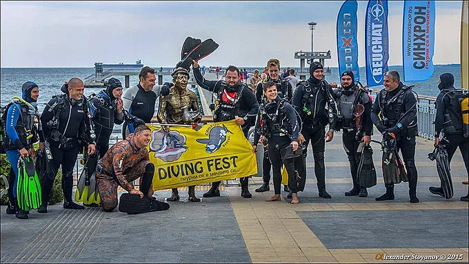 20 водолаза ще почистят морското дъно край Моста в неделя