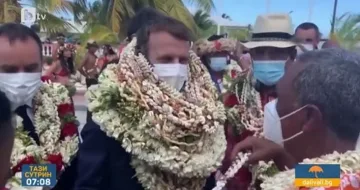 Закачки с Макрон. Нарекоха го ходещо цвете