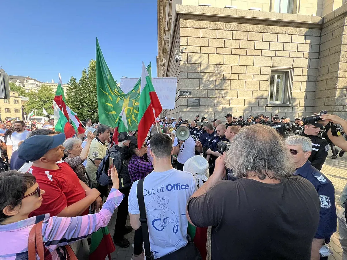 "Възраждане"блокира площада пред парламента /ОБНОВЕНА/