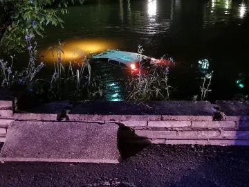 Мъж летя с колата си, падна в Тунджа