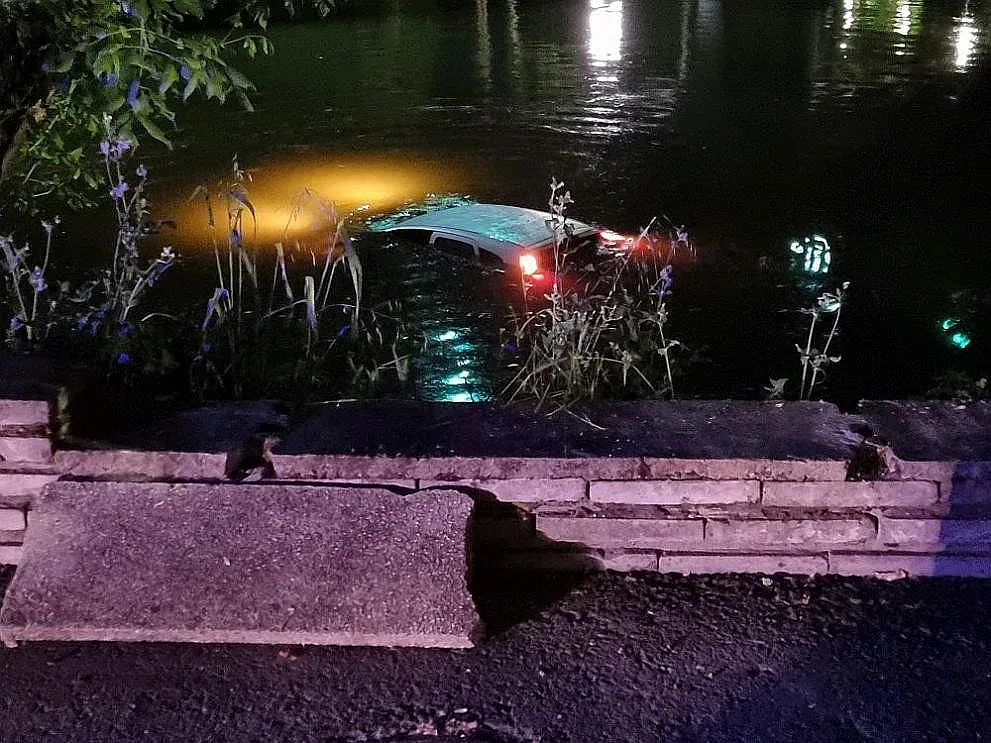 Мъж летя с колата си, падна в Тунджа