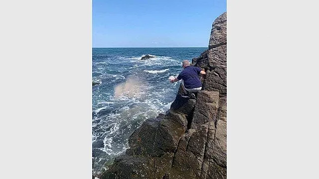 Саня Армутлиева разпръсна праха на любимия учител над морето