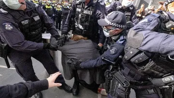 Хиляди на протест срещу локдауна в Австралия
