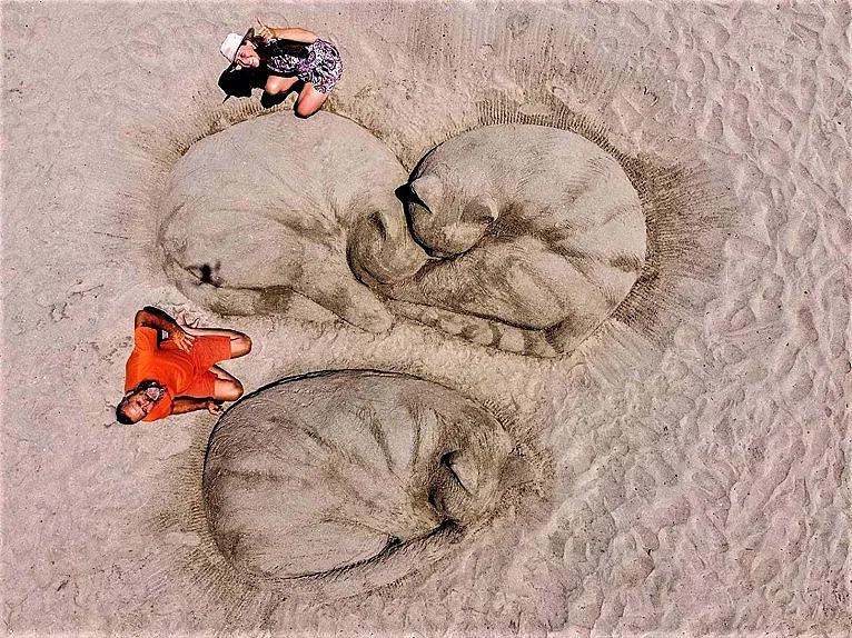 Пол и Реми ще ви научат да ваете фигурки от пясък в Бургас