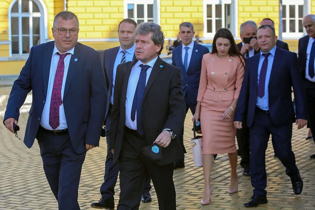 Партията на Слави започва разговори за кабинет