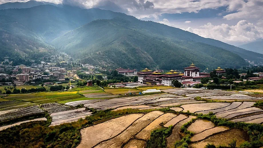 Ваксини за Бутан. Какво не знаем за кралството на щастието
