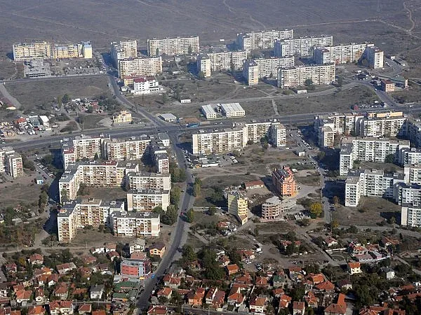 Цените на тухла и панел се изравниха