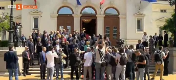 Първа снимка на новия парламент. ГЕРБ се нацупи