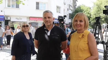 "Изправи се! мутри вън!" сменят името си