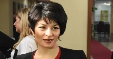 Атанасова: Не бива да се бави връчването на мандата