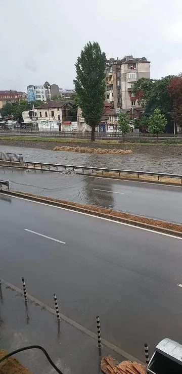Дъжд наводни булеварди и подлези в София