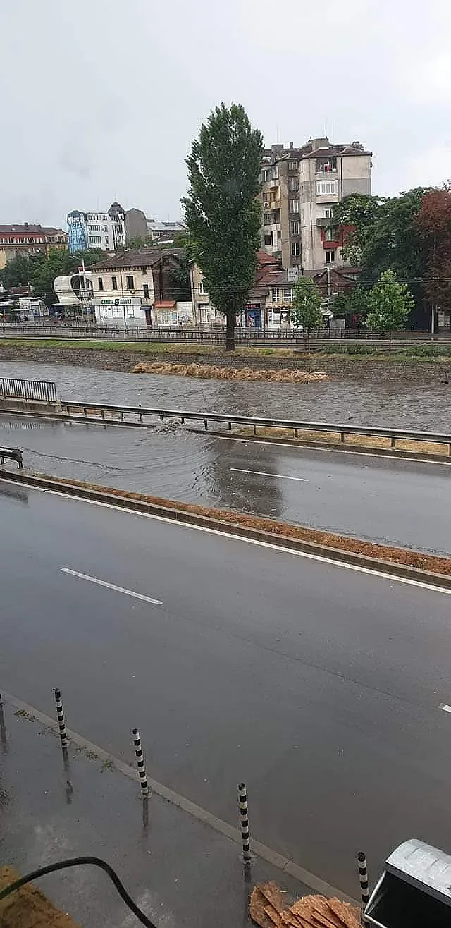 Дъжд наводни булеварди и подлези в София