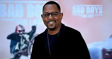 Мартин Лорънс позира с екипа на Елин Топузаков /Фото/