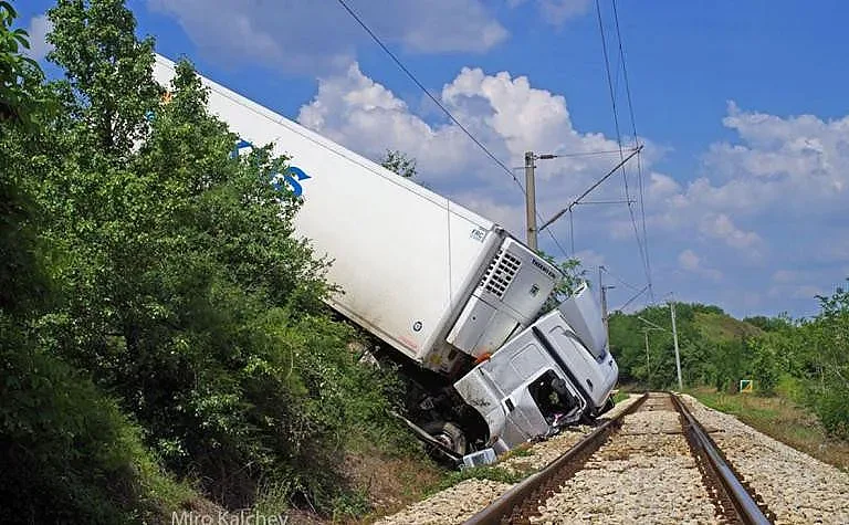 Тир падна от магистрала "Хемус" върху жп линия, запали се
