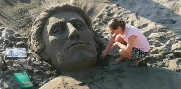 Изваяха образа на Левски на плажа в Бургас /Видео/