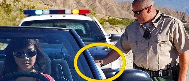 Защо US полицаите докосват спрените коли