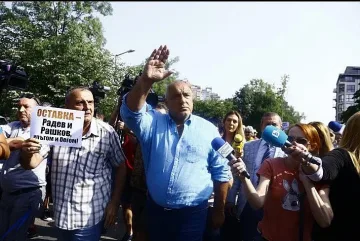 Агитка пред полицията в подкрепа на Борисов